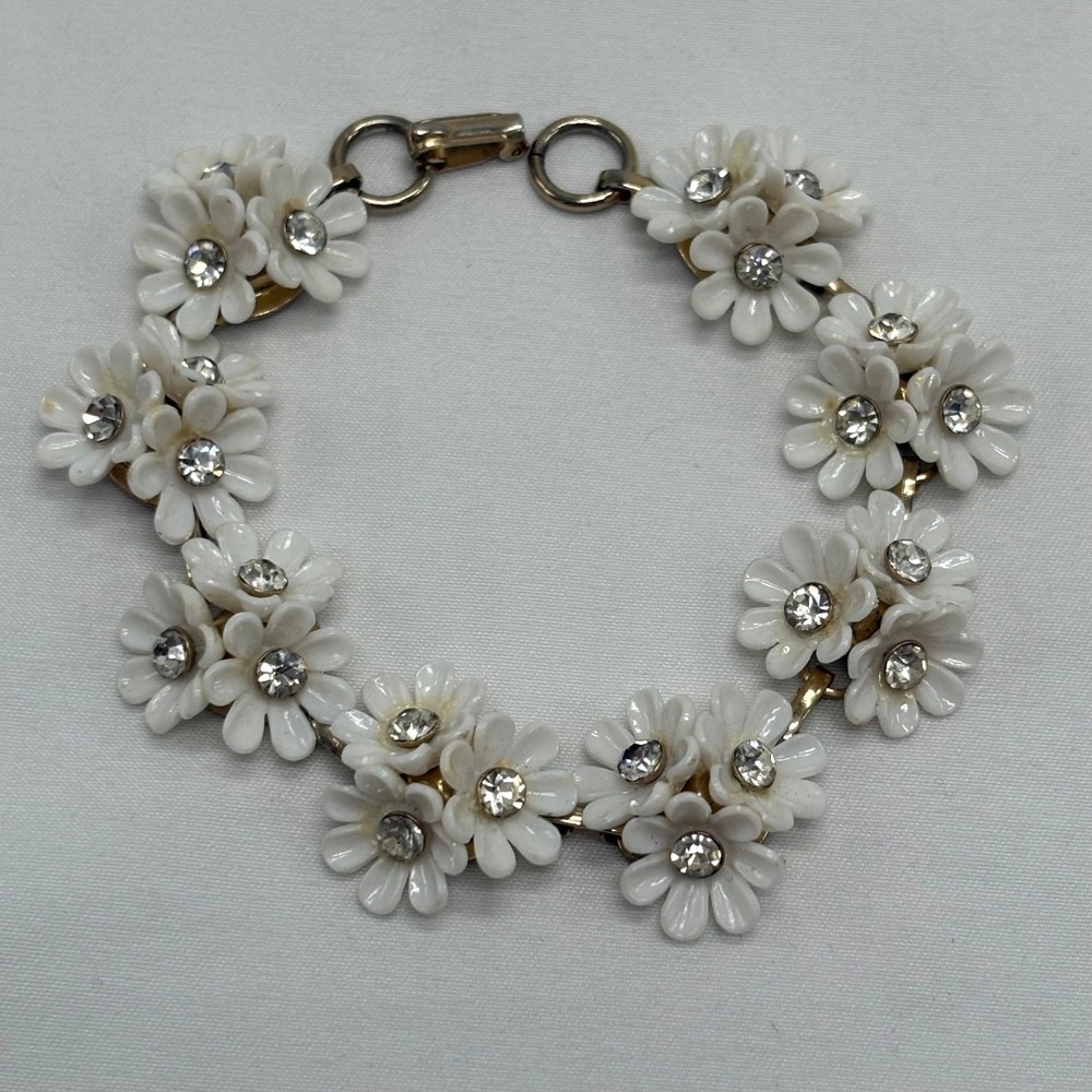 7" Plastic White‎ Flower Bracelet Rhinestone Center Gold Tone Vintage